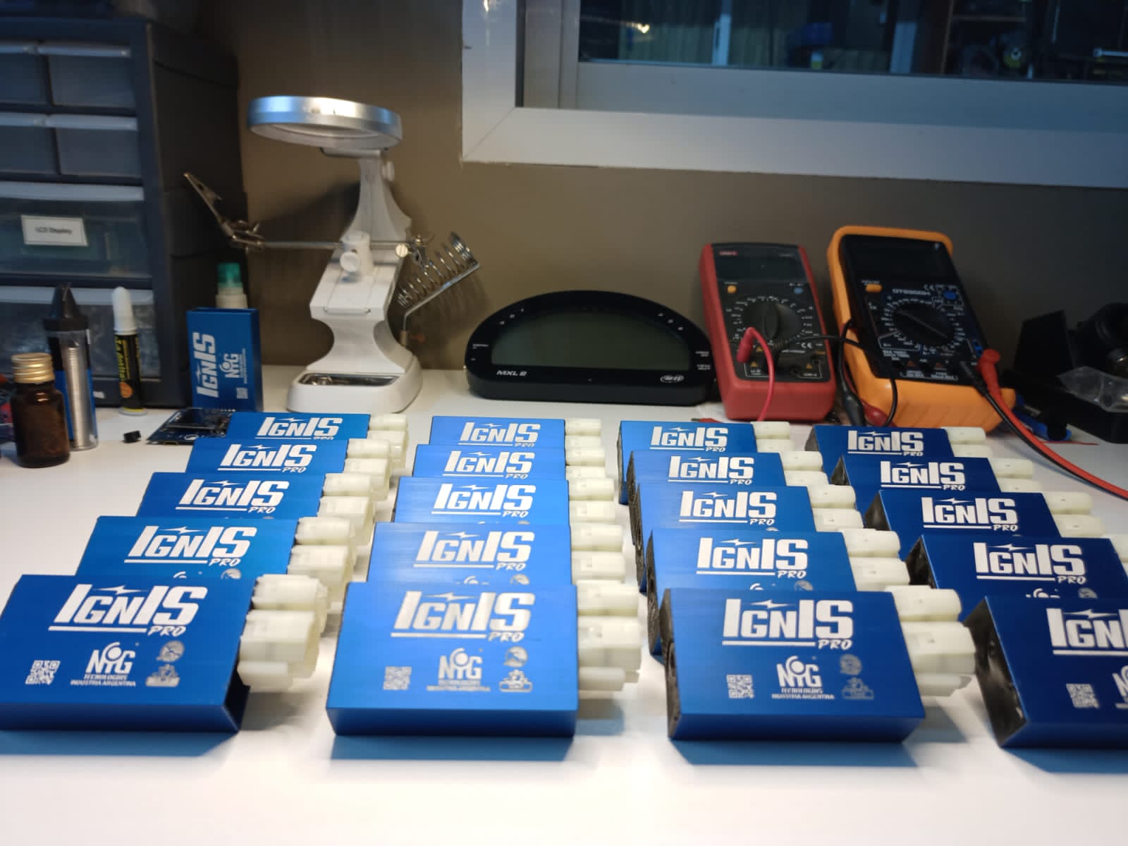 Unidades IGNISPRO con distintas opciones de conector sobre la mesa del taller de NiG